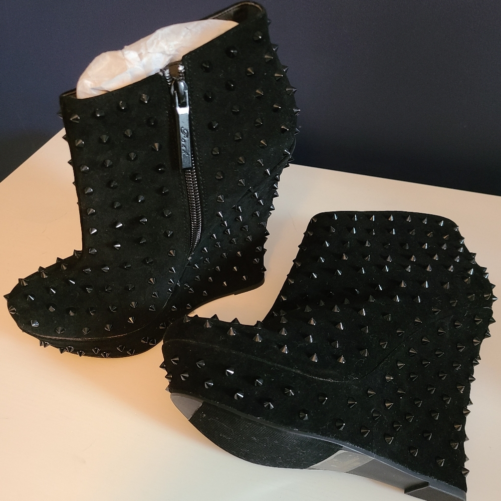 POSH m1062-22c studded wedge booties